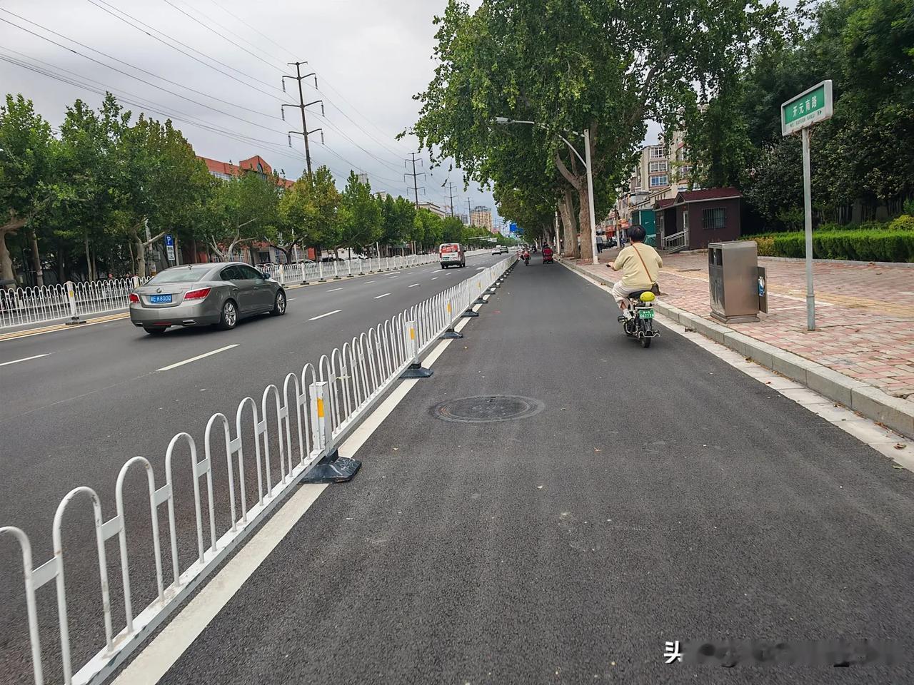 开元南路这条路修得着实不错！路面平整如镜，行走其上畅快无比，极大地方便了人们的日