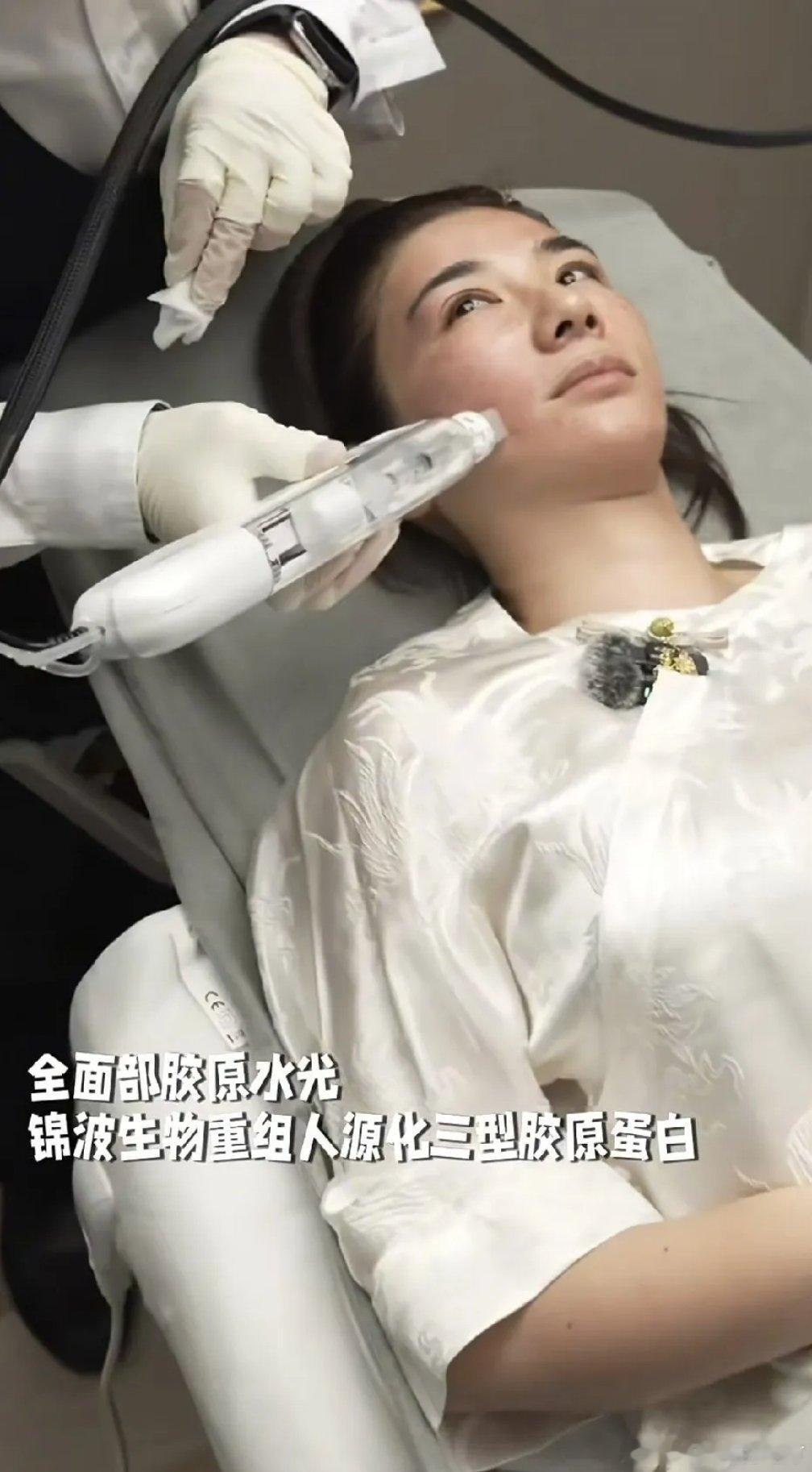 49岁的黄奕终于不装了，原来颜值回春的后面是医美了。近日她自己忍不住分享她去香港