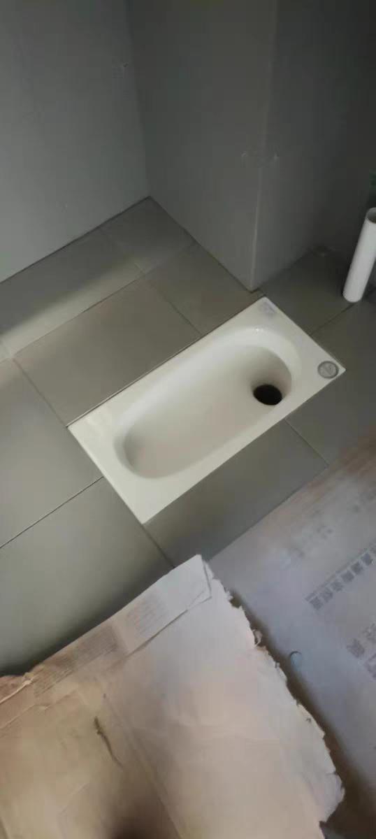 窄边与宽边蹲便器效果对比。泥瓦工