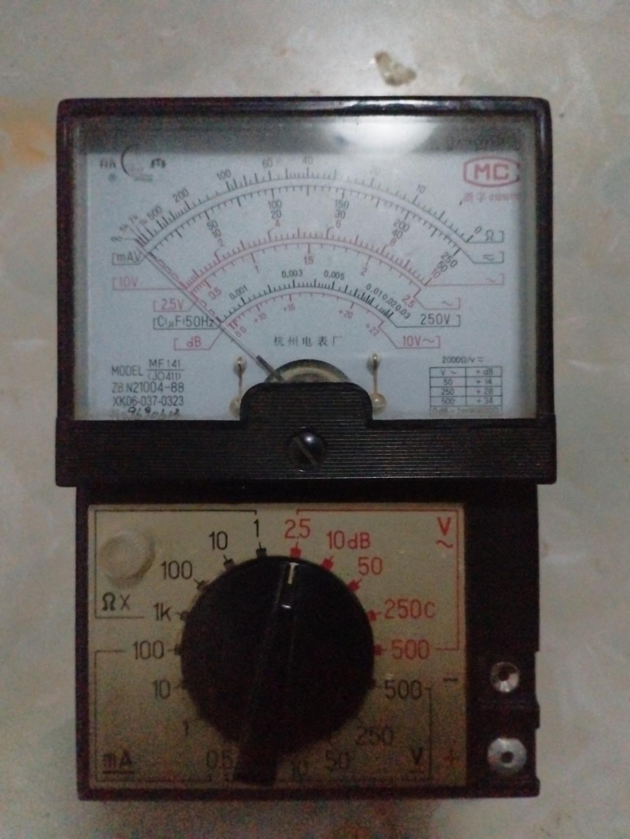 前几天，收拾柜子的时候，发现了保存已久的指针式万用表。
这种万用表，在年轻人眼里