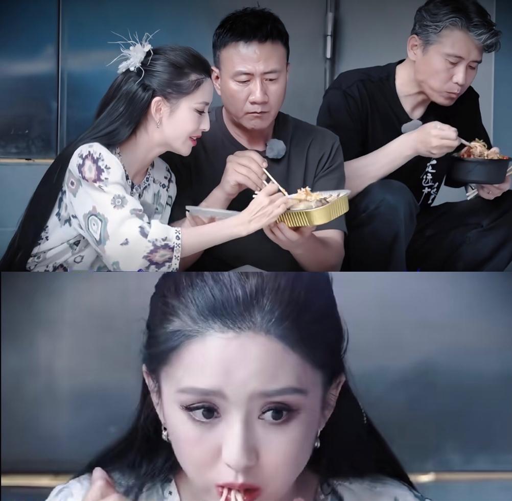丫丫对胡军说什么？
我想来一口你的手抓饭，
胡军赶紧说我还没吃呢她说你吃了我也不