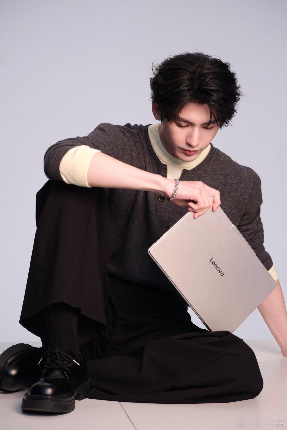 张凌赫[超话]  好温柔啊这个张凌赫❤️张凌赫｜ ​​​