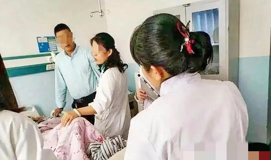 湖北，一女子怀孕8多个月去医院产检。她跟医生抱怨道：“宝宝踢我肚子可带劲了！”结