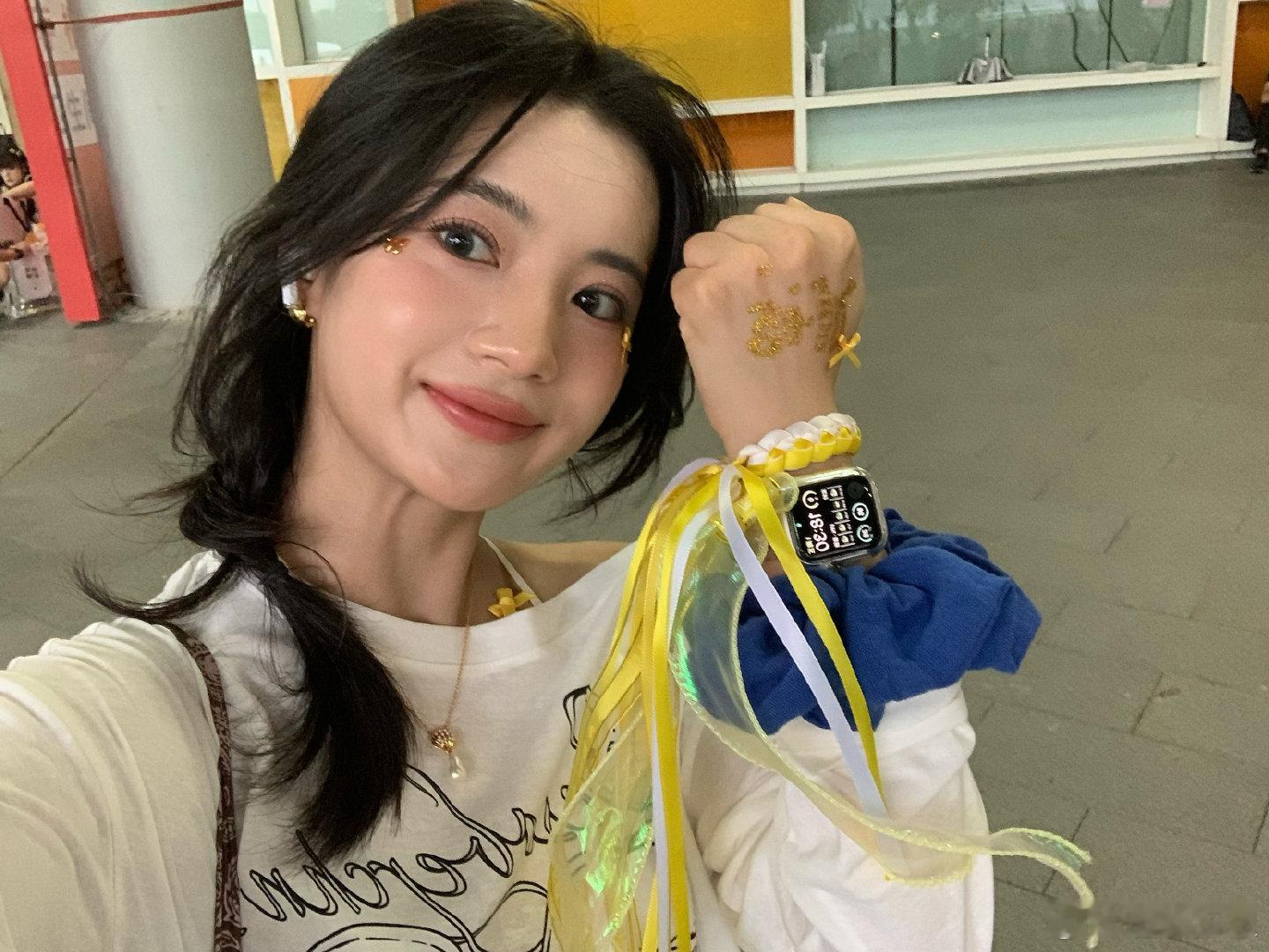 张雅钦鹿晗演唱会应援妆这个妆真的是让人眼前一亮啊，跟鹿晗的舞台真的好般配 ​​​
