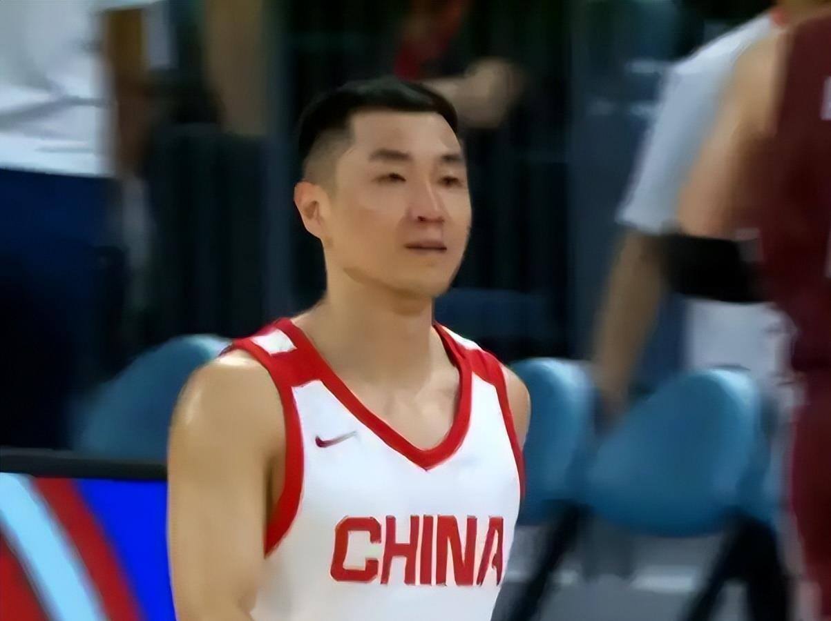 不得不说，中国男篮主教练郭士强不用孙铭徽而用高诗岩，是有原因的。
首先，孙铭徽在