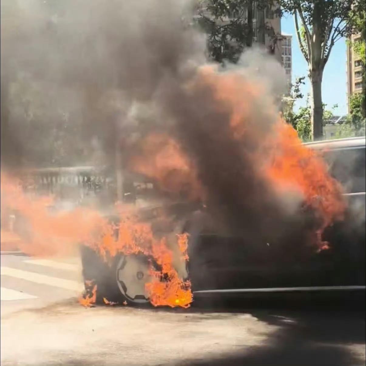 零跑 D19 前两天在路上自燃了，所幸没有人员伤亡！
看现场报告，是车身前机舱突