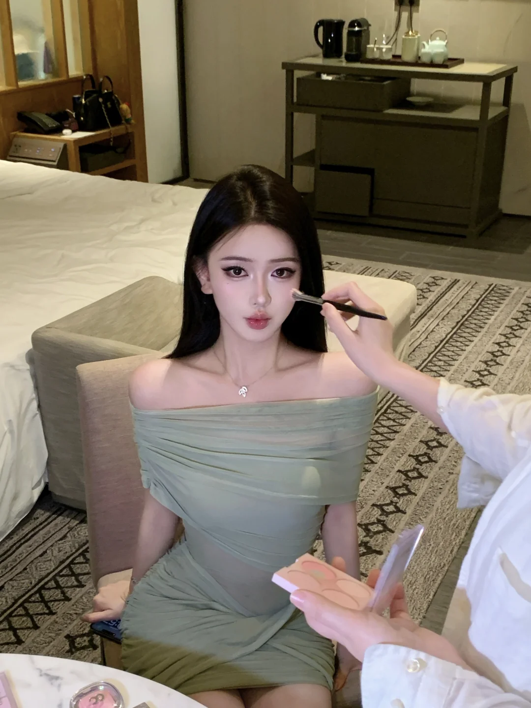 我们的世界不应该只剩彼此吗