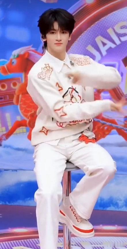 邓佳鑫cha弥渡山歌邓佳鑫跳弥渡山歌也太治愈了，每一个动作都软萌可爱，循环看一百