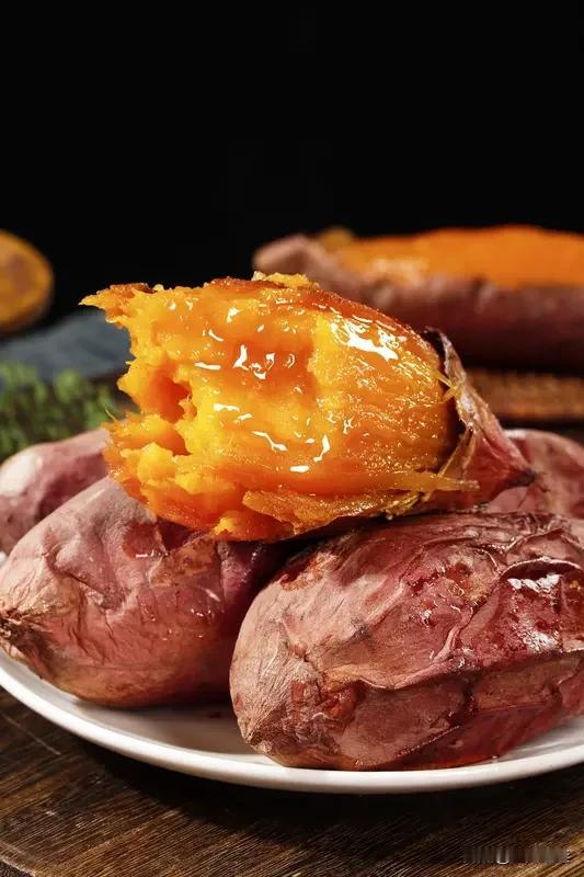 冬天不建议吃太多烤红薯 冬天，烤红薯的香味总能让人忍不住买一个。捧着热乎乎的烤红