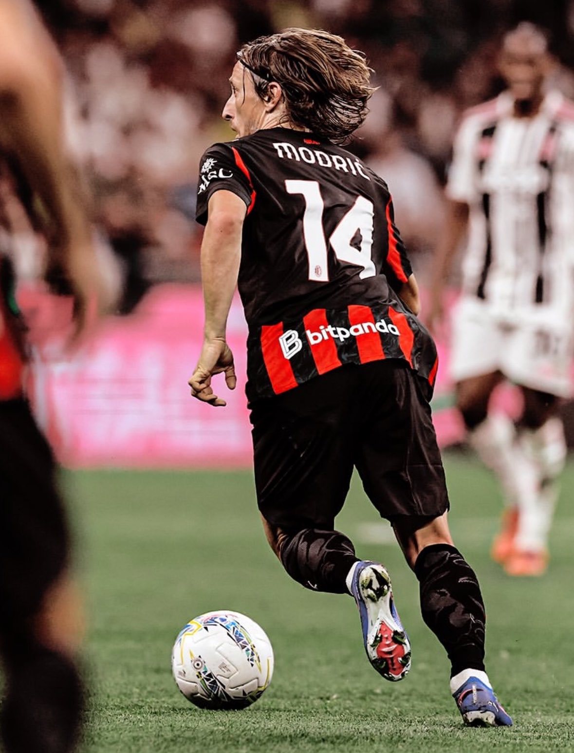 【Antonio Vitiello】  🔴⚫️ 莫德里奇🇭🇷今天戴着特殊防