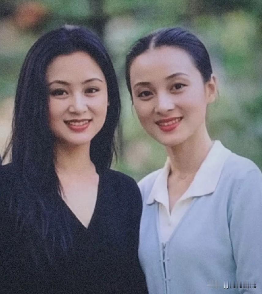 🎬 这两位美女演员真是惊为天人。
当时的她们，应该正处于颜值的顶峰，美得不可方