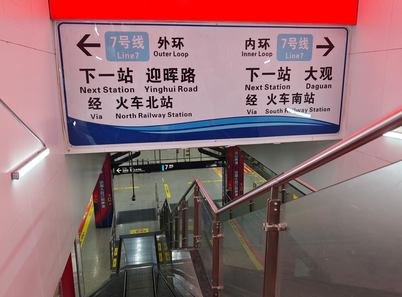 成都地铁，真的把乘客当傻子了！
这地铁内的指示标志，太仔细贴心了……
头上、墙上