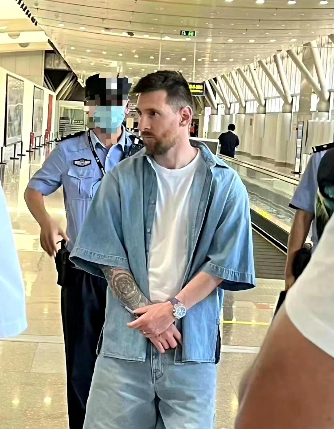 球王梅西抵达北京，他在警察身前显得有些拘谨！

球王梅西和他的阿根廷队友已经抵达