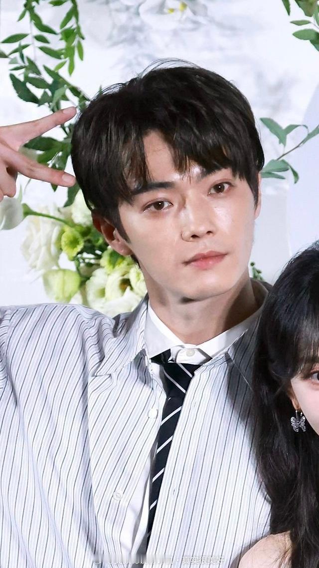 许凯许凯 赵晴，许荔莎 22年因赵晴被拍和许凯分手 ​​​