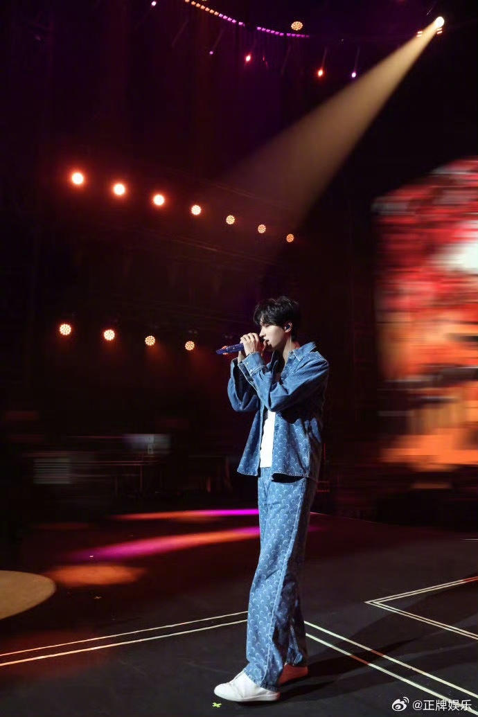 展轩模仿小猫拜拜 超级巅峰之夜红毯上，展轩这一套拜拜动作，标准得能载入猫奴史册，