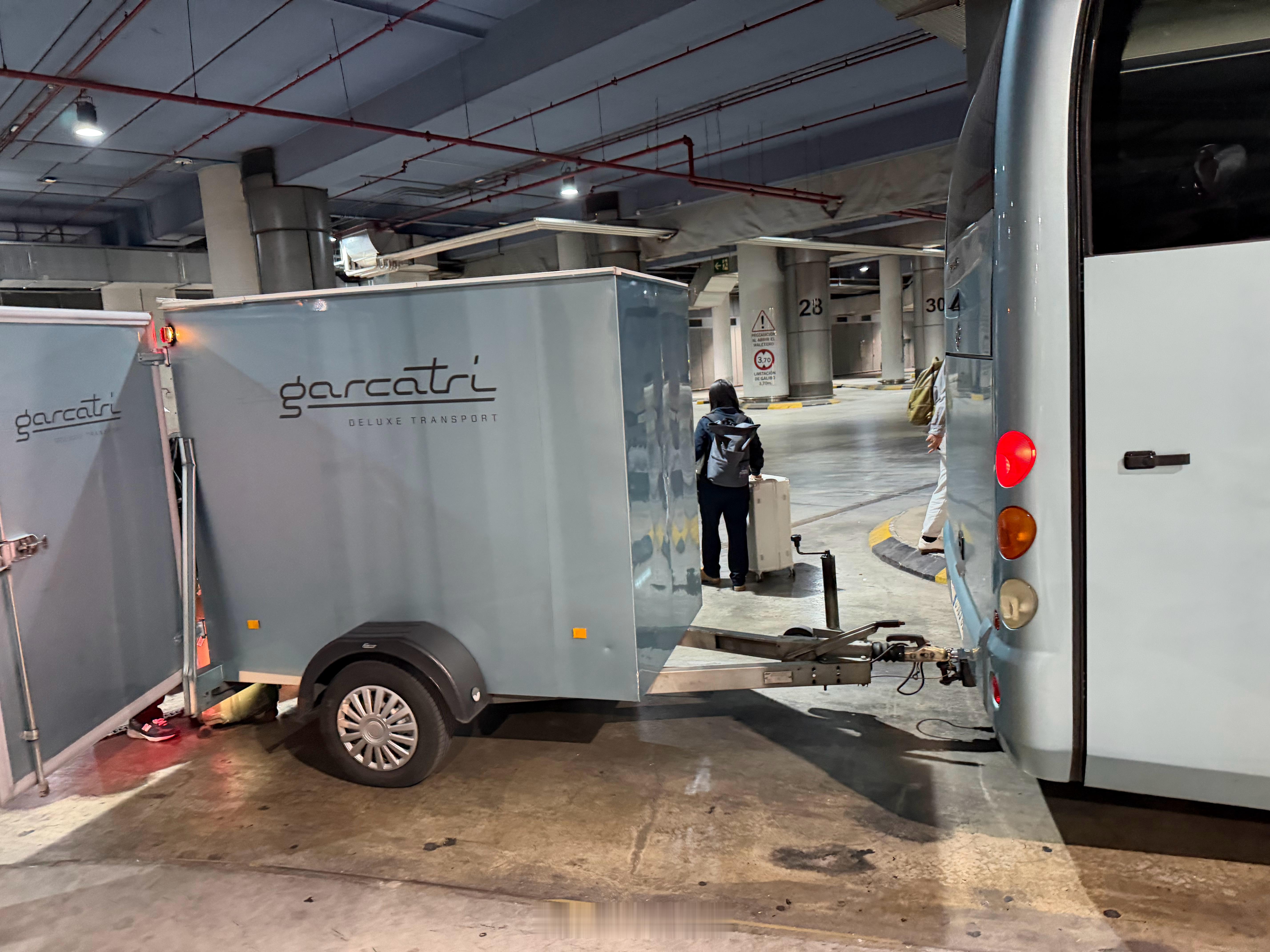 欧洲这大巴还有拖挂资质有点意思，行李直接挂尾巴上跑