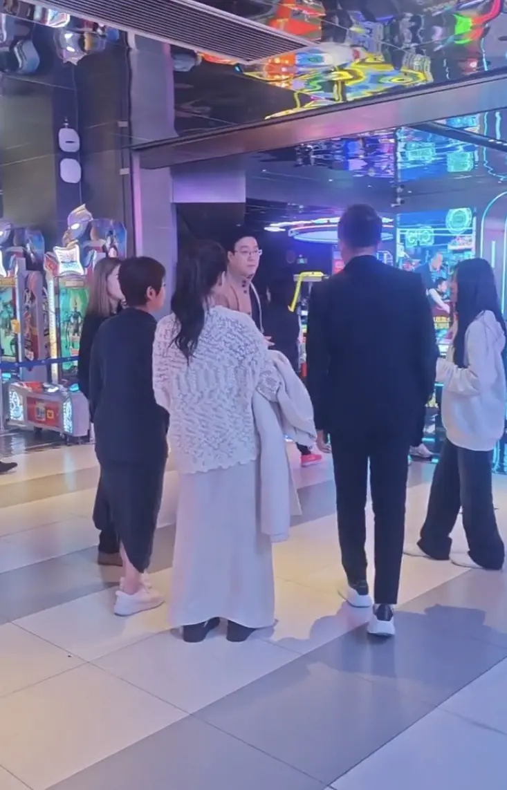 冰雨哥好宠女儿，带娃来玩具城满眼都是玥儿。马筱梅两口子带娃来广州度假...