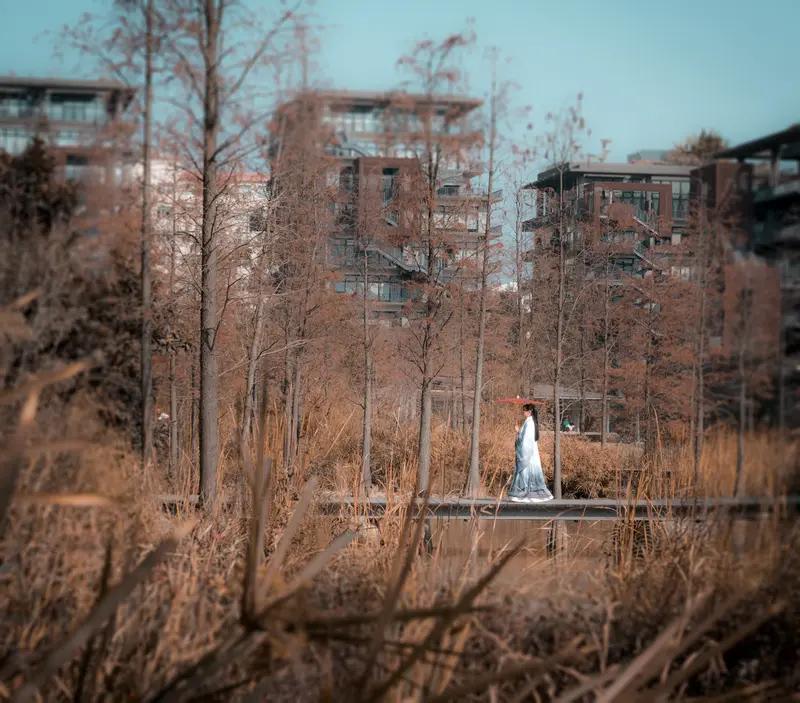 别急着去恨任何人，总有一天你会发现，他不是你看到的、你认为的样子。
他会变，你也