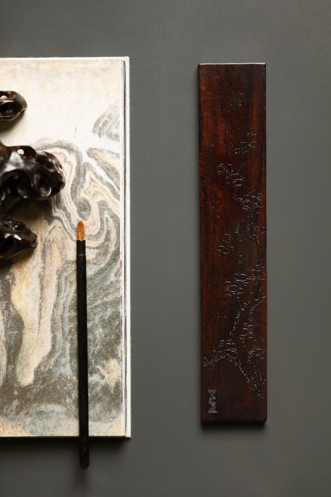 老紫檀 | 梅花文房纸镇经年老紫檀，包浆细腻坚沉，刀法细腻。手工阴刻梅花图，刀法