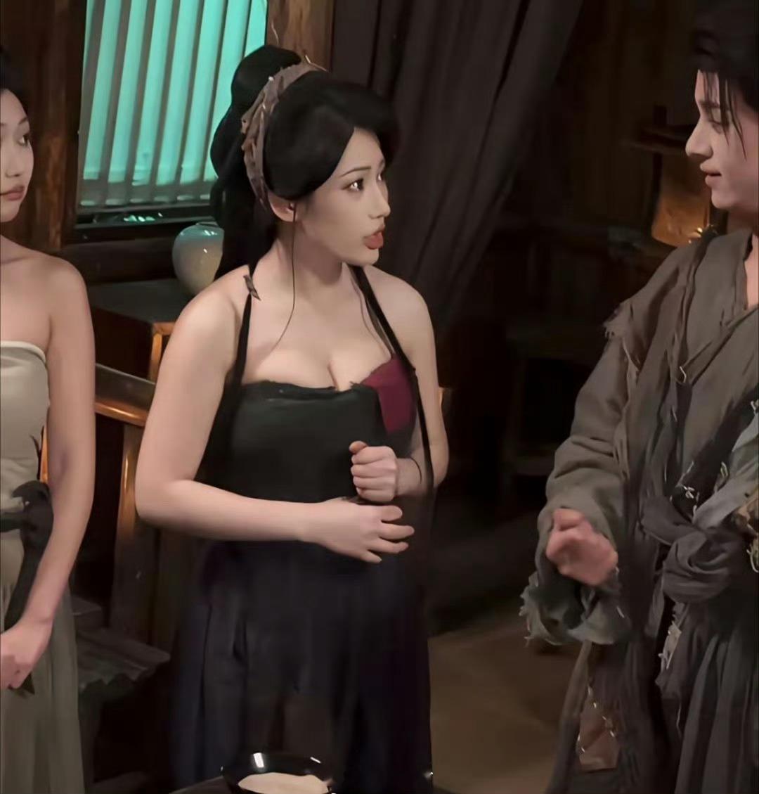现在短剧为了收视率也是拼了，女演员这样衣不蔽体，不怕影响未成年吗？ 
