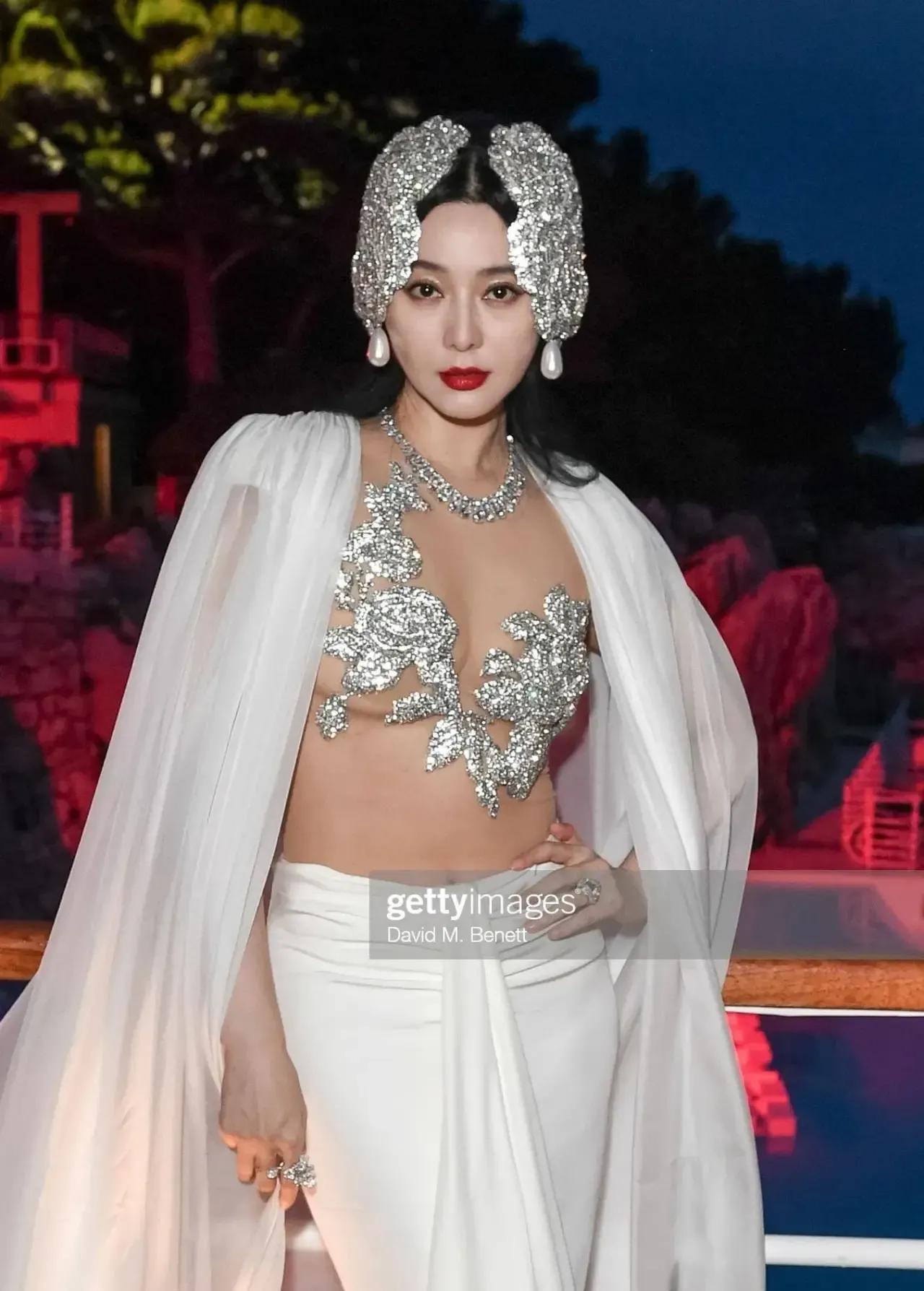 范大美女这套礼服暴露缺点，她的腹部完全没有线条，腰粗不适合，有点大妈的既视感。
