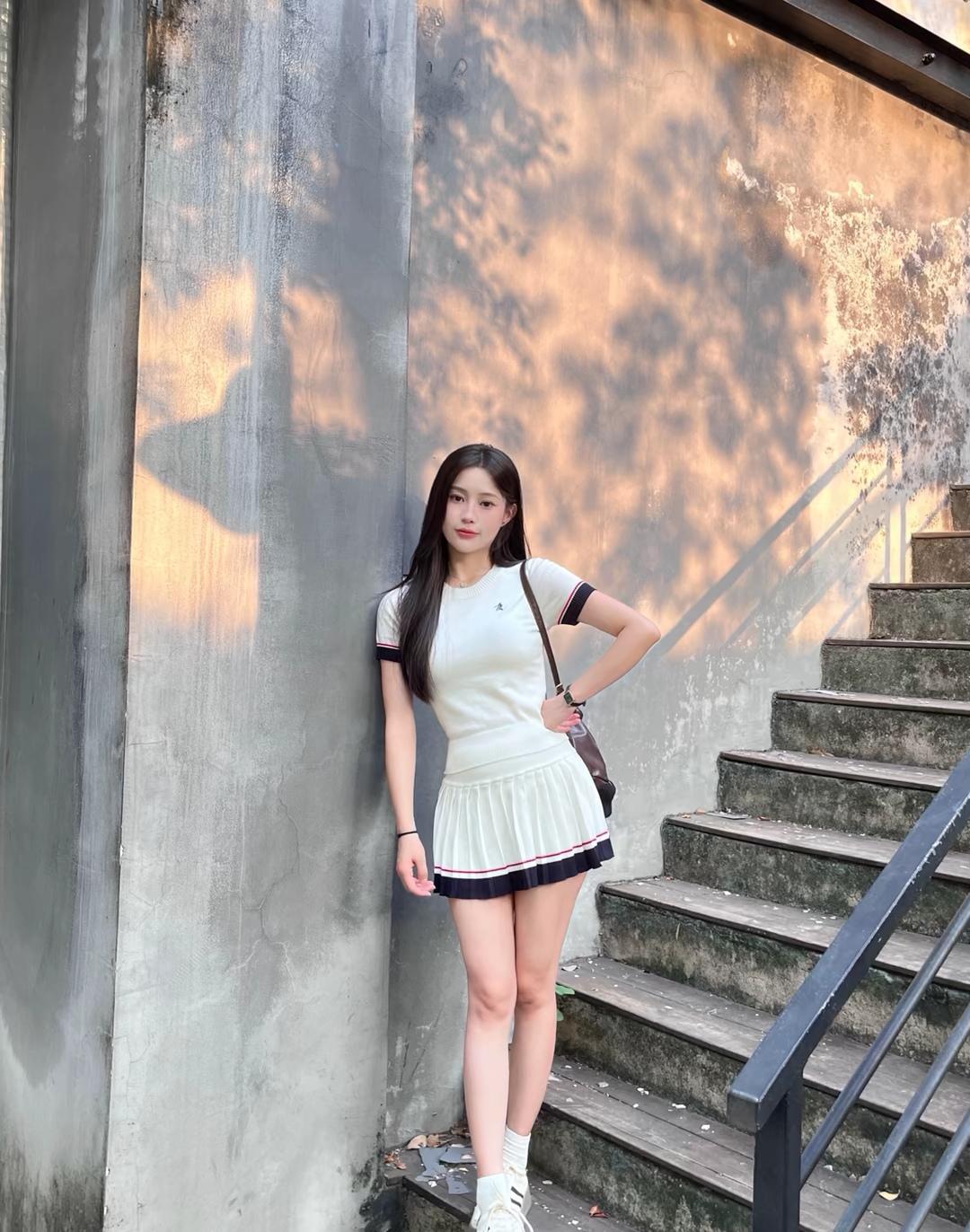夏日清新穿搭，白色短裙与T恤的完美搭配，轻松自在，阳光下的美好时光。🌞👗👟