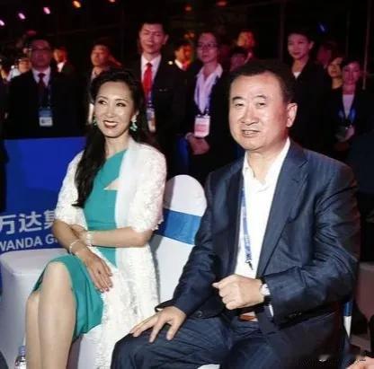 王健林站在他老婆身边大老板气场全无，看起来更像他老婆的司机，憨厚老实。