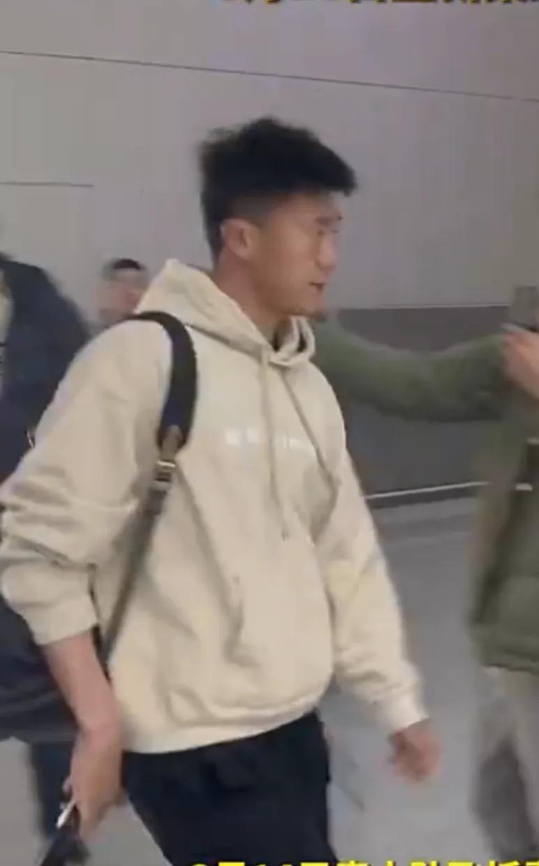 泰山队今天上午由东京飞到青！
七名国脚直接飞往深圳与国足汇合，备战36强赛与新加