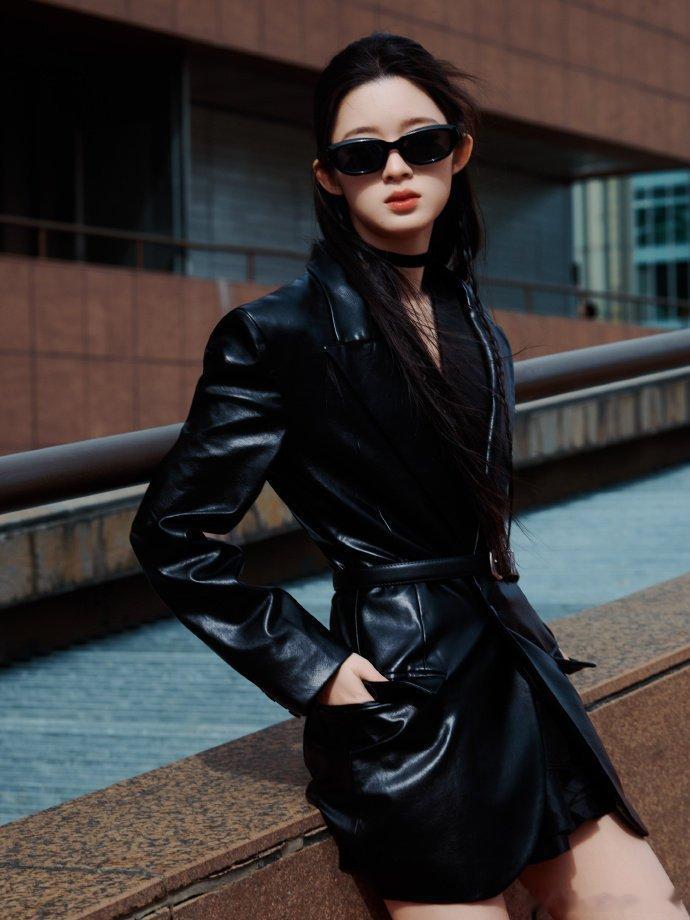 黄杨钿甜踩高跟鞋舞剑黄杨钿甜穿高跟鞋舞剑来看娱乐穿高跟鞋也能稳稳舞剑，动作流畅干