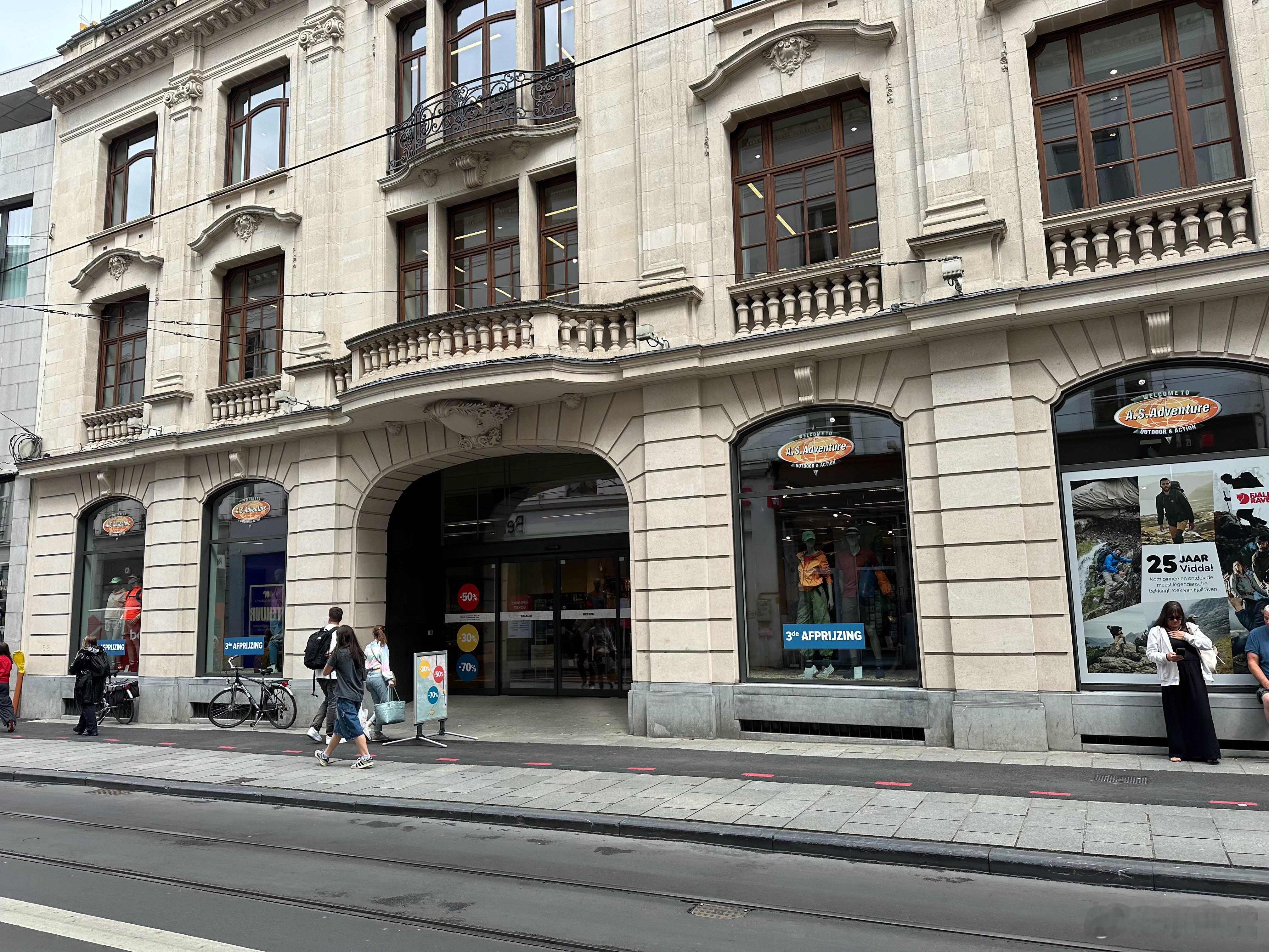 这家连锁店以前都没看到过。应该是国外版的迪卡农，但是里面的品牌档次应该高很多。今