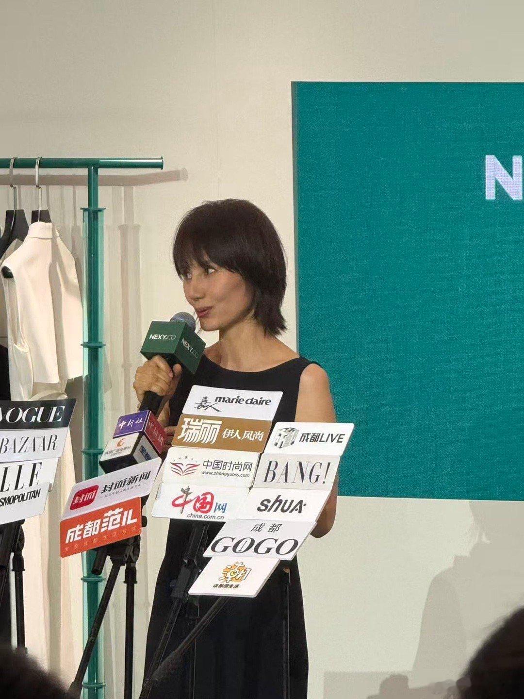 袁泉成都活动袁泉47岁状态 镜头前的袁泉笑容恬淡，状态极佳，不难看出岁月似乎只赋