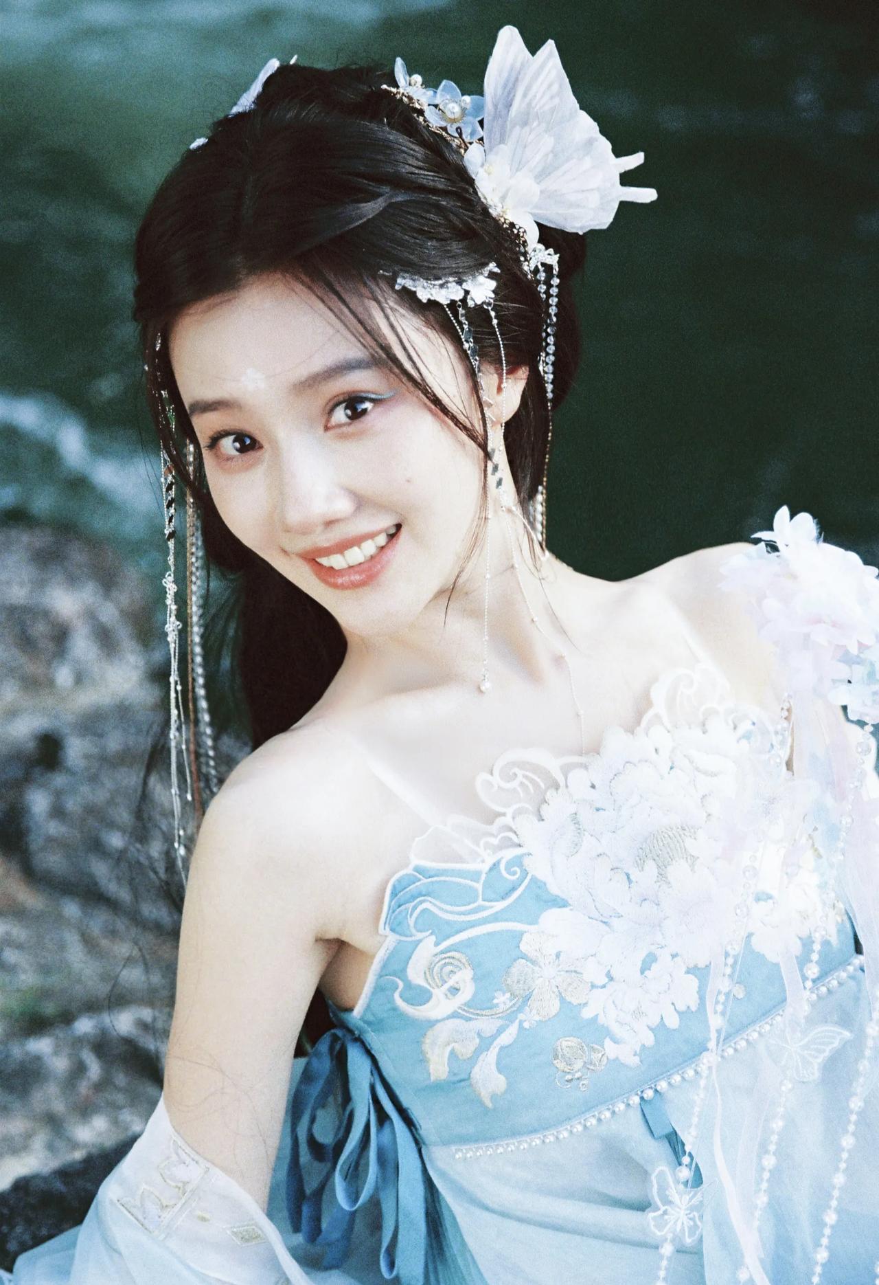 王鹤润美图分享2：清新自然，优雅美丽虞书欣写真壁纸 王鹤润演技 虞书欣头像壁纸 