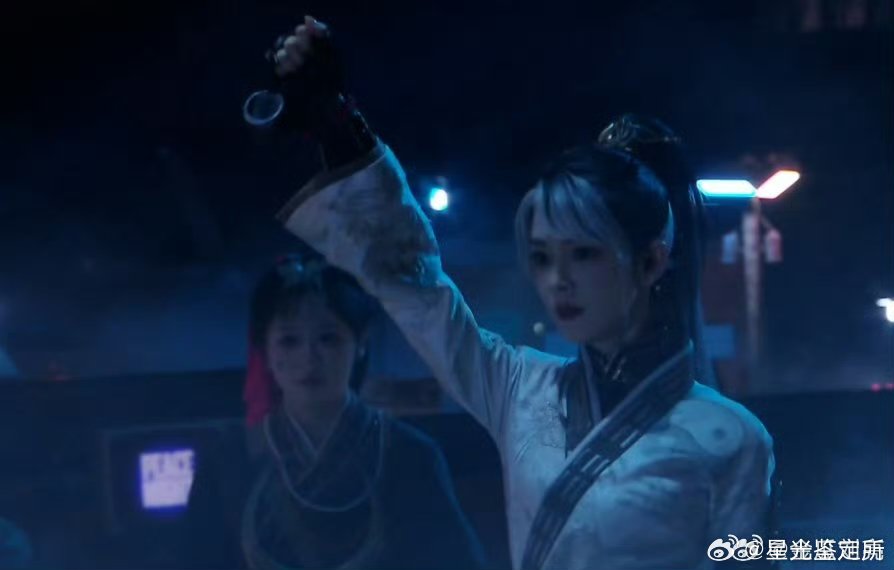 陈瑶刺激之夜红袍变装云祈不只是造型好看，整个人的气场跟着造型转变，红袍诡魅，云祈