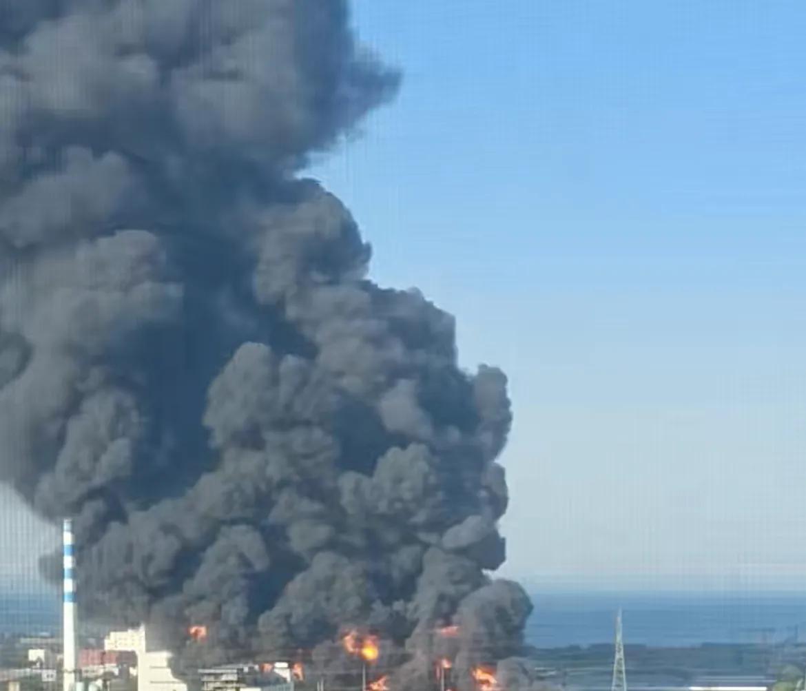 8月2日17时许，山东青岛黄岛区七星河路某有限公司仓库起火，目前市、区消防、公安