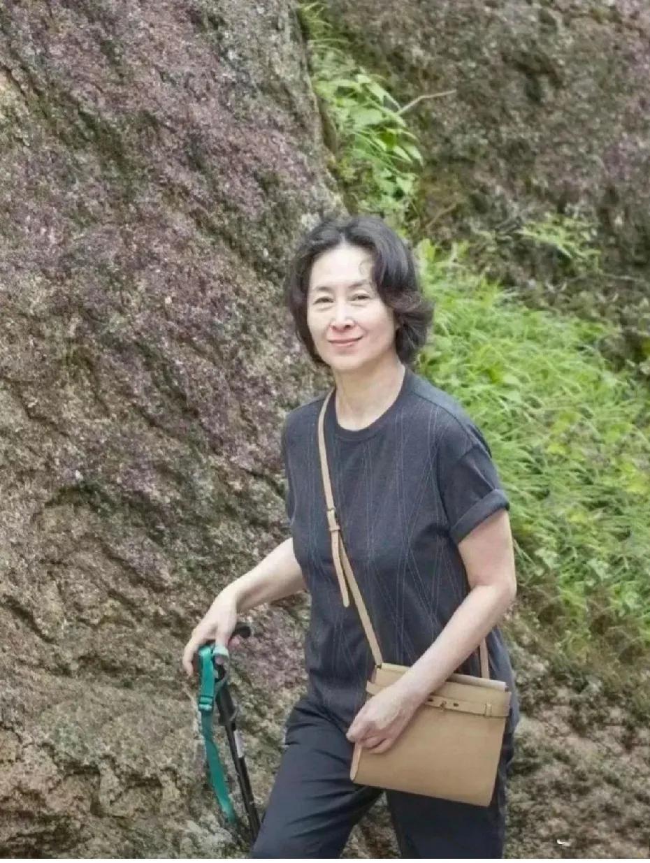 63岁的何超琼在安徽考察，穿着很朴素。但价格超过10万。把包里的卡掏出来，够买半