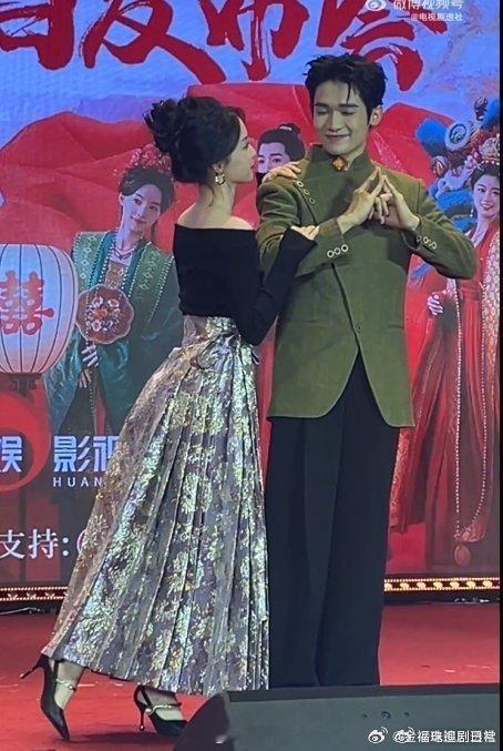 梁永棋柯颖法海你不懂爱 梁永棋柯颖五福临门剧宣，合拍法海你不懂爱，柯颖也太会了给