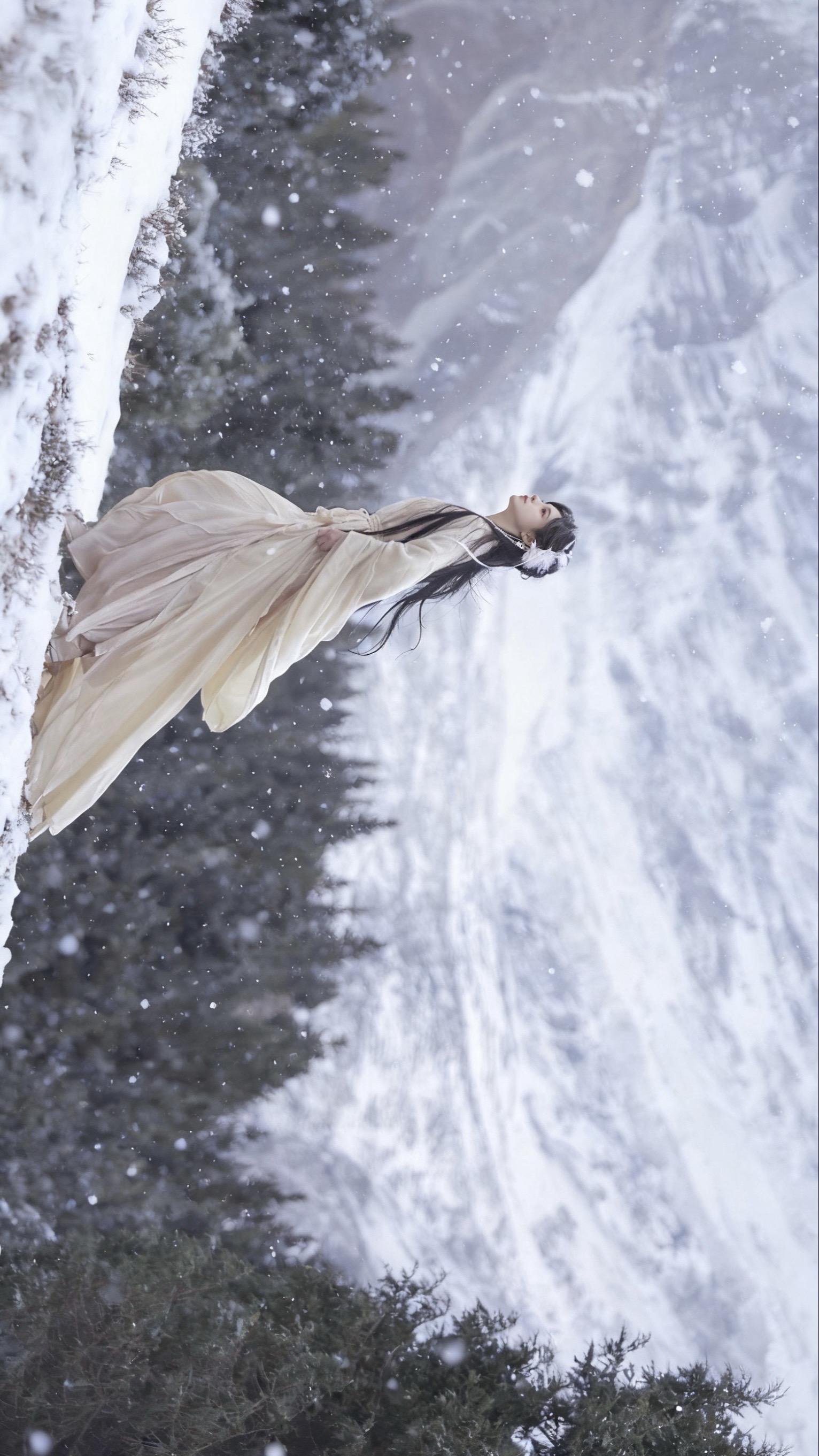 “寻寻觅觅”出镜  清冷感主打一个寻寻觅觅，冷冷清清 秘诀：眼神左顾右盼