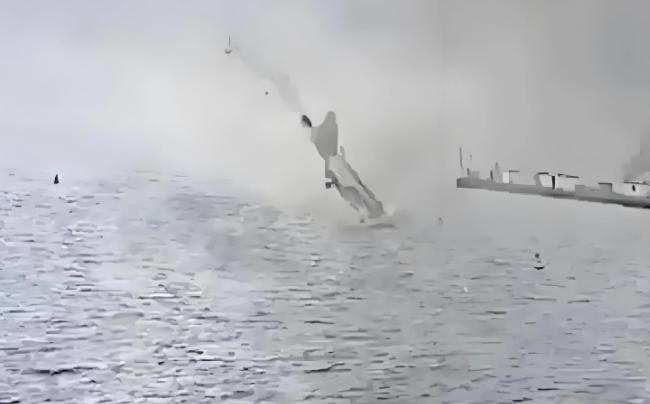 为什么美军在南海坠机后就立刻返航?
因为怕了。

此次事故被评为 A 级，按照他