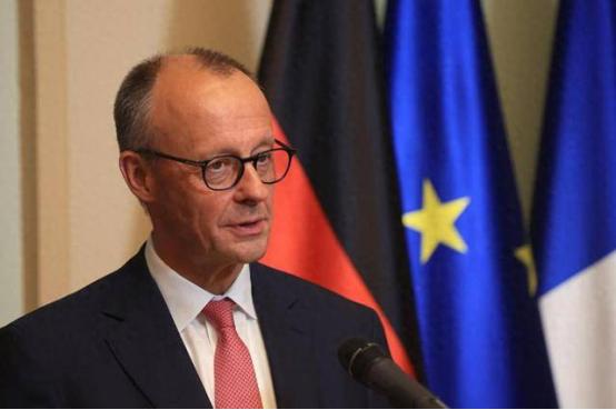 德国总理默茨，前几天还把特朗普喷得一无是处，结果转头就软了，4月29号，默茨在柏