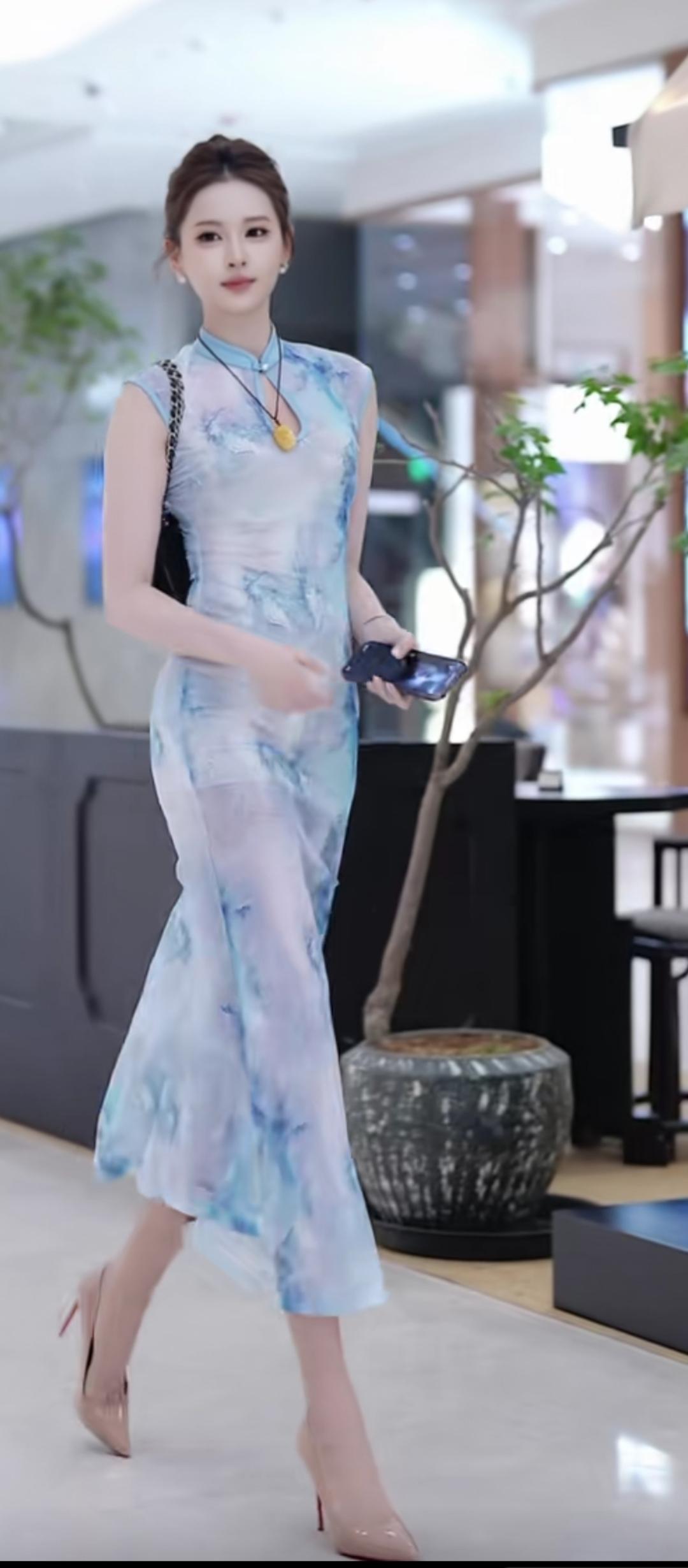 优雅蓝调连衣裙，都市时尚感十足！