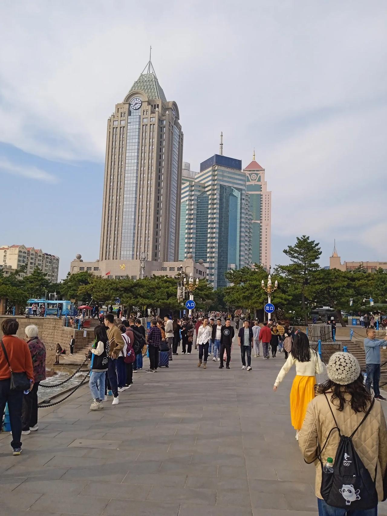 赏景在这好美的秋天里

俺逛在青岛的海边或栈桥，看看海景和海鸥，开心呀，再看看游
