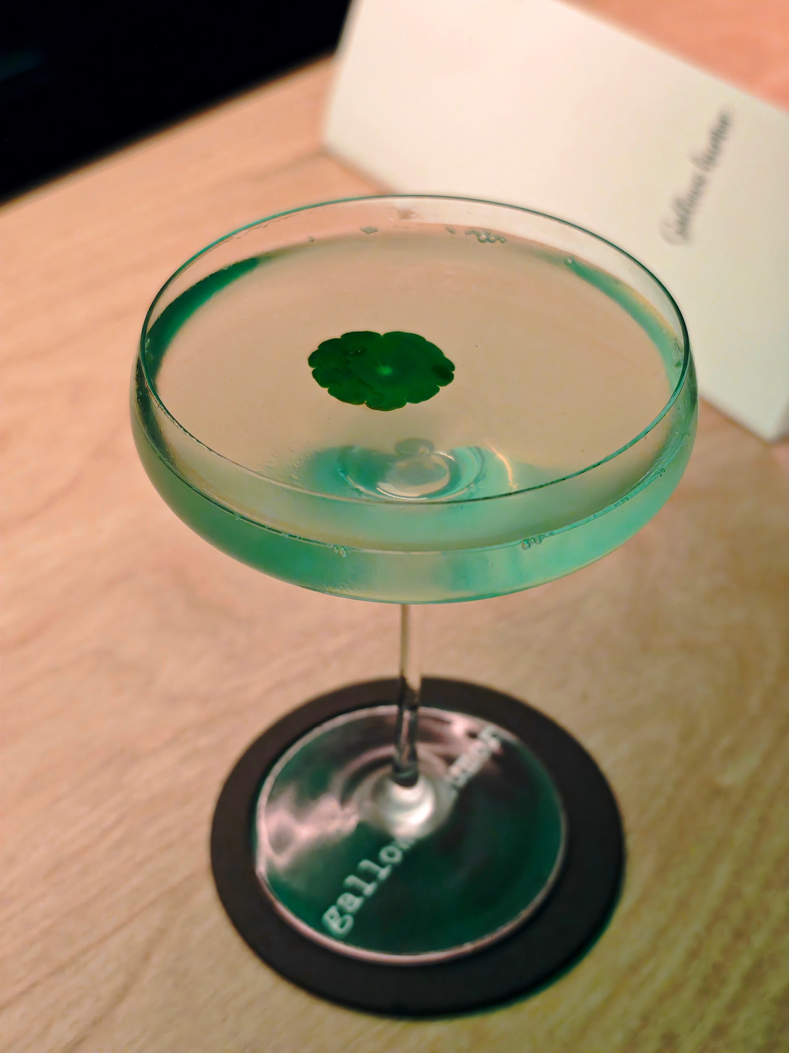 夜店风鸡尾酒吧，适合tipsy后的第二三场。你需要做的只是放空。上海酒鬼 上海·