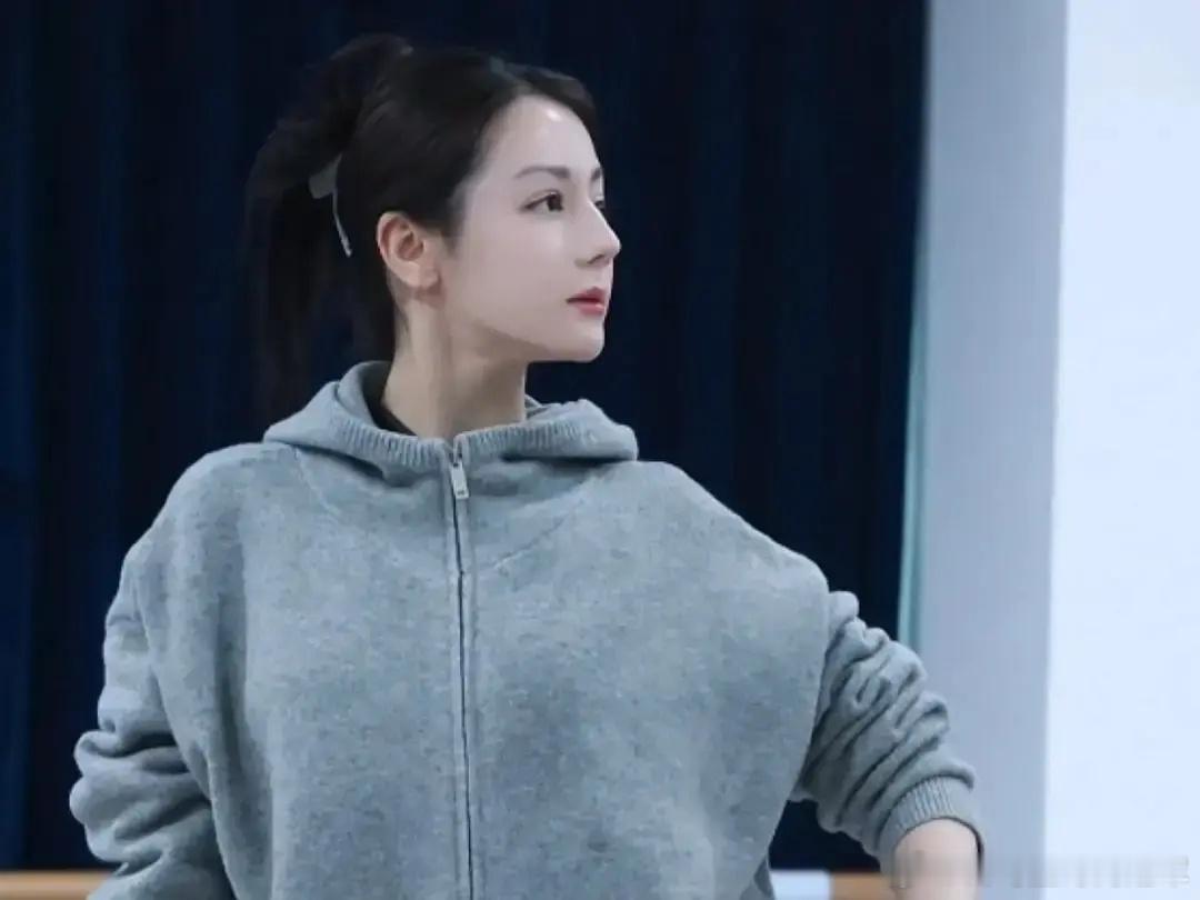 就是说迪丽热巴彩排的时候淡妆都这么美，化了妆反而... 