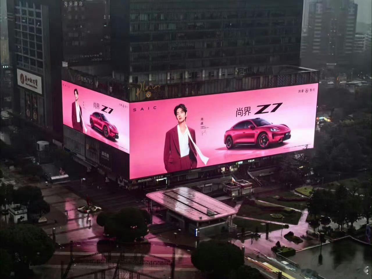 肖战尚界汽车最新广告大片出炉，最大的地广也已经安排上了，这张图真的是太好看了，代