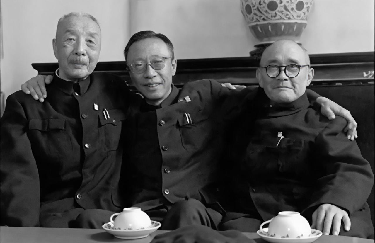不少网友曾误以为这张三人合影是合成的，实际上是拍于1961年辛亥革命五十周年纪念