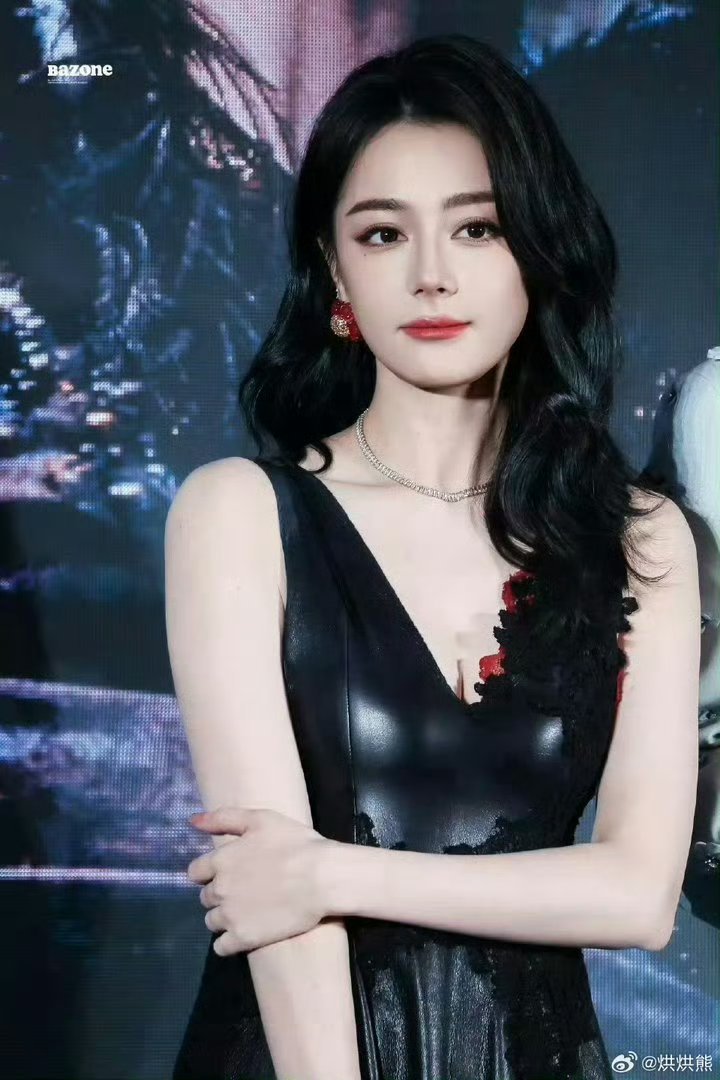 谁懂啊！！迪丽热巴这造型直接美到我原地尖叫打滚！！妈妈级美貌杀疯了！！温柔又霸气