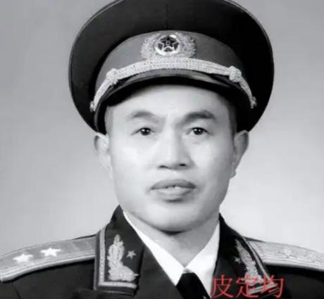 1940年，皮定均看上了女干部张烽，就让县长去说媒，张烽听说了县长的来意后，拒绝