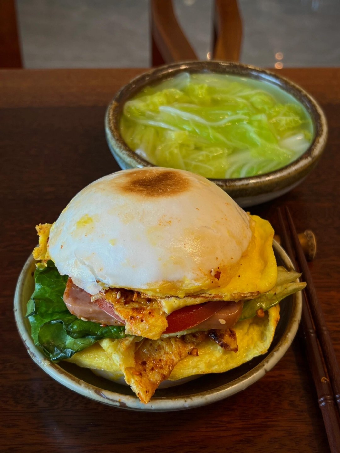 我的食欲稳定剂：馒头 晚餐：馒头堡+白菜汤 俺的中式馒头堡香拽了，简单快手养脾胃