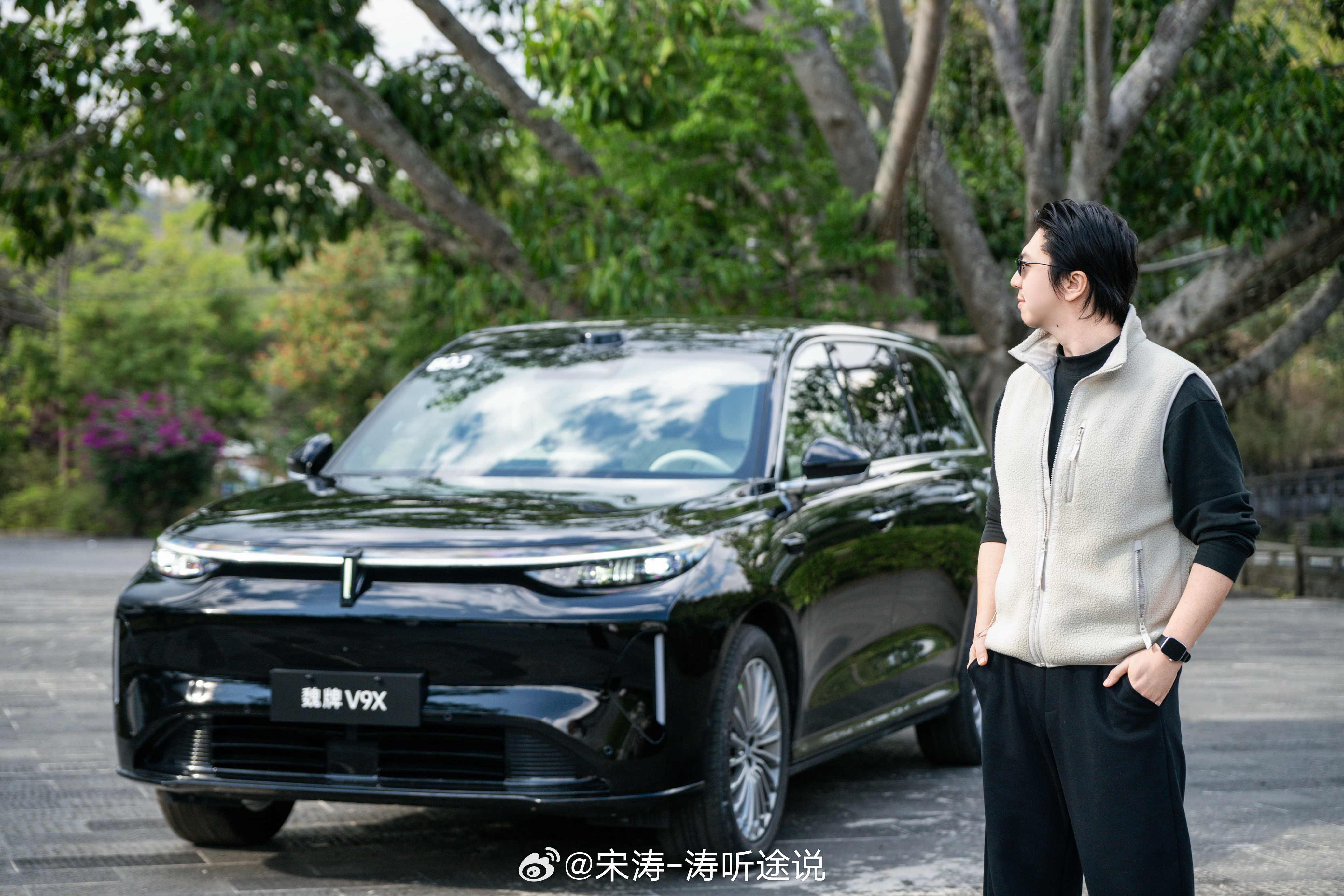 试驾会上和魏牌V9X的同框，这车的动态、智舱、智驾亮点颇多，推敲了这么久才推出来