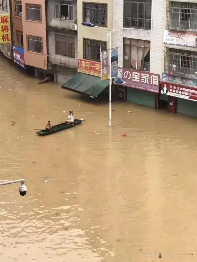 暴雨淹村！广西横州一幕刷屏：洪水隔不断邻里温情
 
一场突如其来的特大暴雨，重创